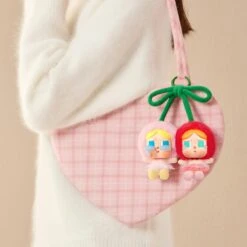 CRYBABY Crying For Love Series-Vinyl Plush Hanging Card (Love You Cherry Much) -Figurine Soldes Magasin 20250120 171923 913604 4 1200x1200